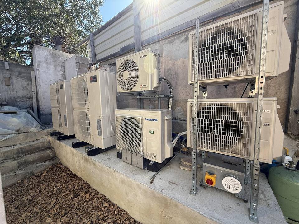 Groupes extérieurs de climatisation installés pour une villa