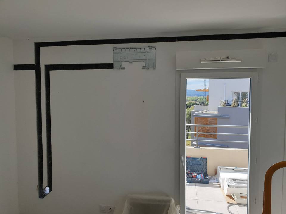 Liaisons frigorifiques encastrées avant pose du climatiseur