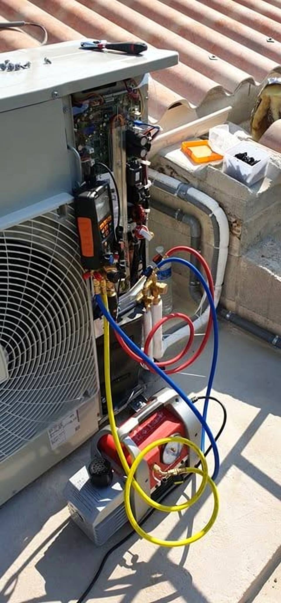 Mise en service d'une pompe à chaleur avec manomètres