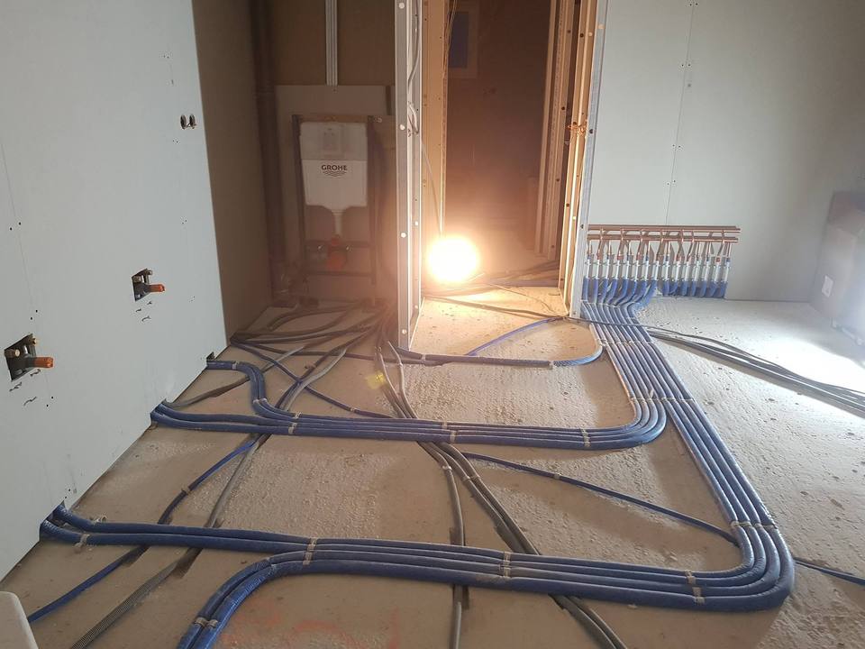 Réseaux de plomberie en cours de pose dans une salle de bain
