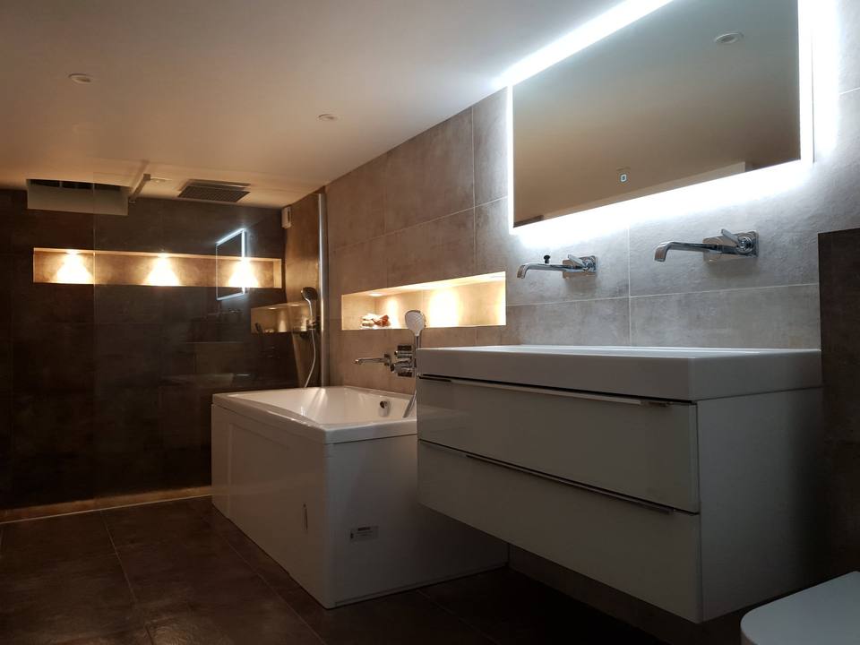 Baignoire et meuble vasque suspendu