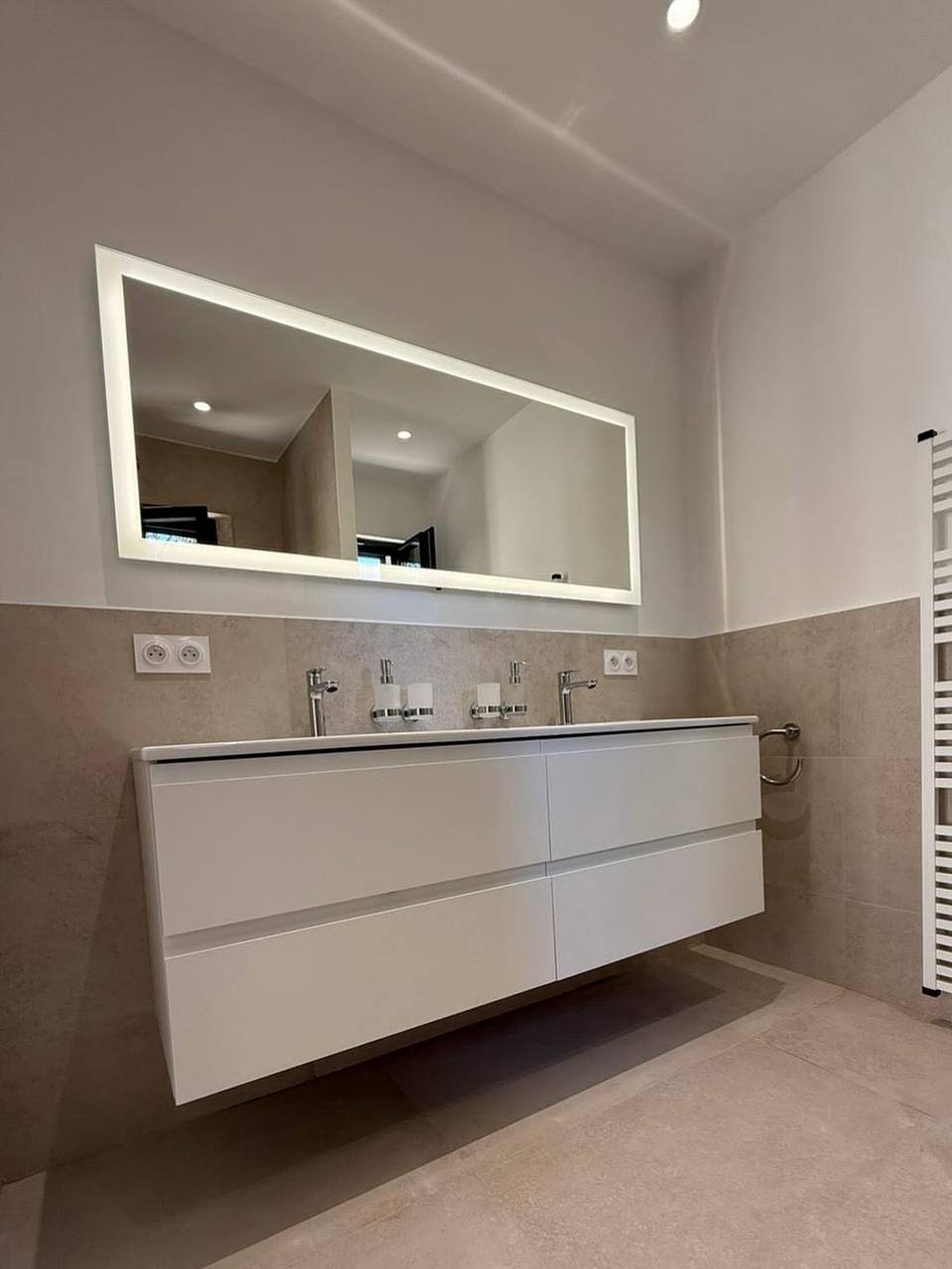 Double vasque suspendue et miroir lumineux